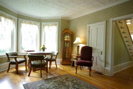 фото отеля Plain & Fancy Bed & Breakfast Ironton