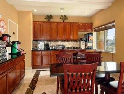 фото отеля Howard Johnson Inn & Suites Pico