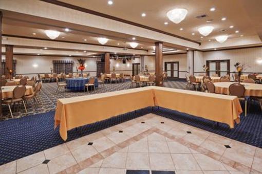 фото отеля Holiday Inn Express Hotel & Suites Jenks