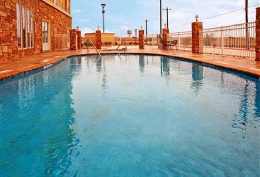 фото отеля Holiday Inn Express Hotel & Suites Buda
