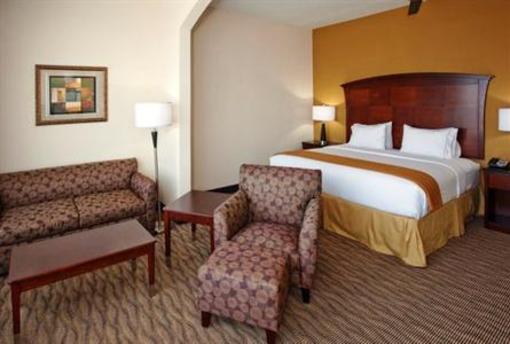 фото отеля Holiday Inn Express Hotel & Suites Buda