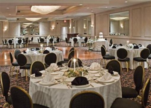 фото отеля Holiday Inn Long Island-Islip Airport