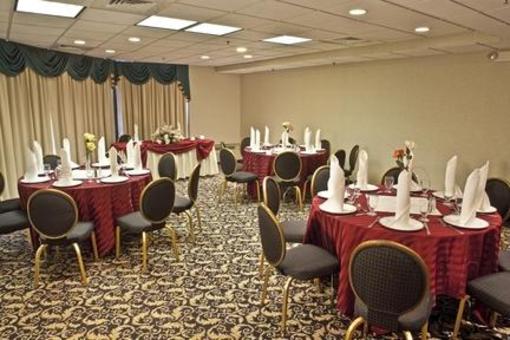 фото отеля Holiday Inn Long Island-Islip Airport