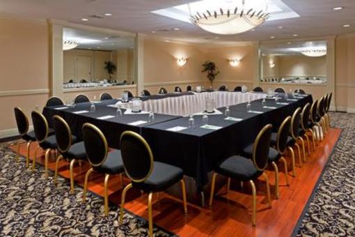 фото отеля Holiday Inn Long Island-Islip Airport