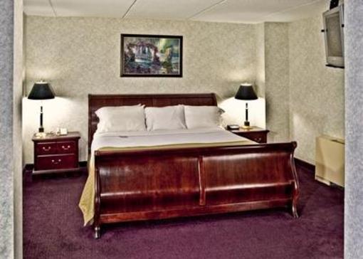 фото отеля Holiday Inn Long Island-Islip Airport