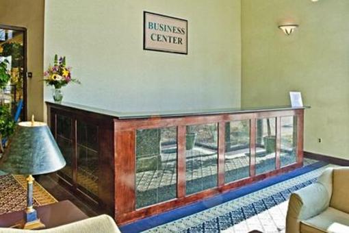 фото отеля Holiday Inn Long Island-Islip Airport