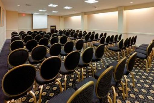 фото отеля Holiday Inn Long Island-Islip Airport