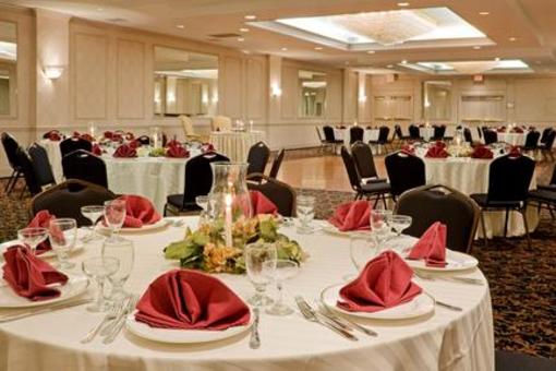 фото отеля Holiday Inn Long Island-Islip Airport
