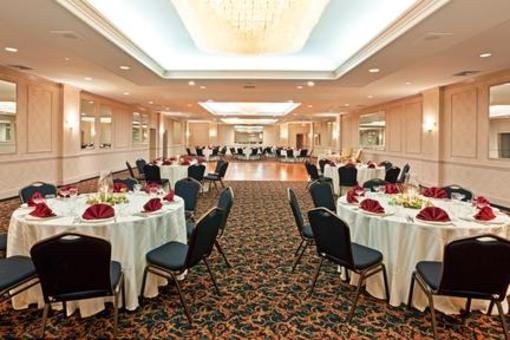 фото отеля Holiday Inn Long Island-Islip Airport