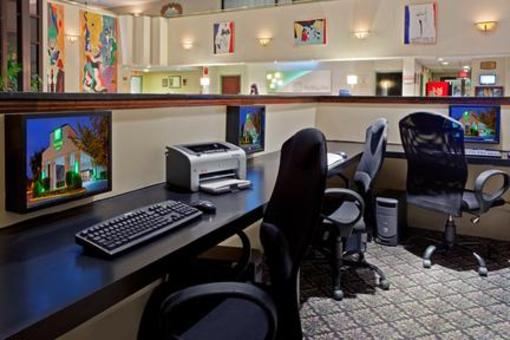 фото отеля Holiday Inn Long Island-Islip Airport