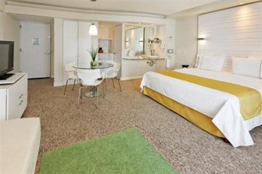 фото отеля Holiday Inn Express Hotel & Suites at the WTC