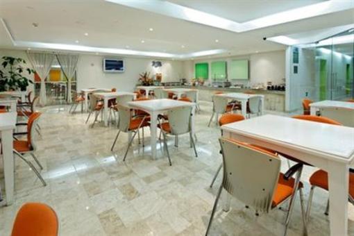фото отеля Holiday Inn Express Hotel & Suites at the WTC