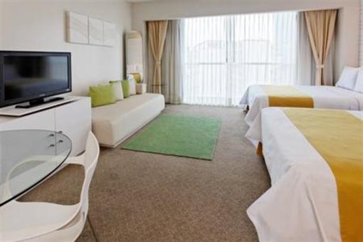 фото отеля Holiday Inn Express Hotel & Suites at the WTC