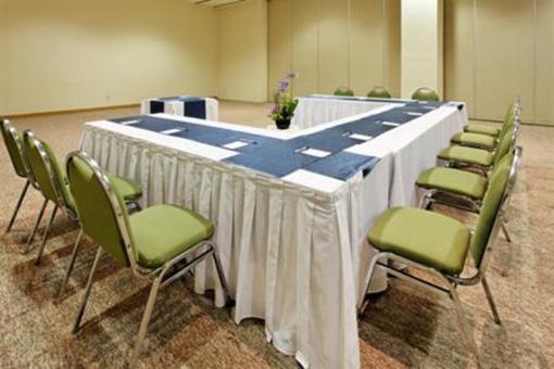 фото отеля Holiday Inn Express Hotel & Suites at the WTC