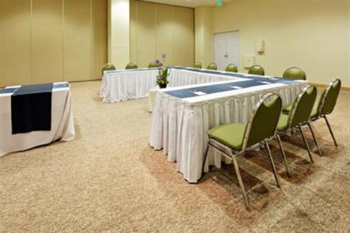 фото отеля Holiday Inn Express Hotel & Suites at the WTC