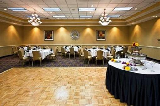 фото отеля Crowne Plaza Hotel Auburn Hills