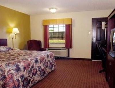 фото отеля Super 8 Shawnee