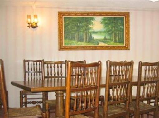 фото отеля The Cottage Restaurant and Red Carpet Inn and Suites