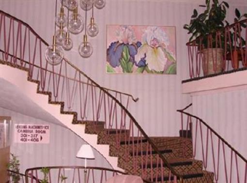 фото отеля The Cottage Restaurant and Red Carpet Inn and Suites