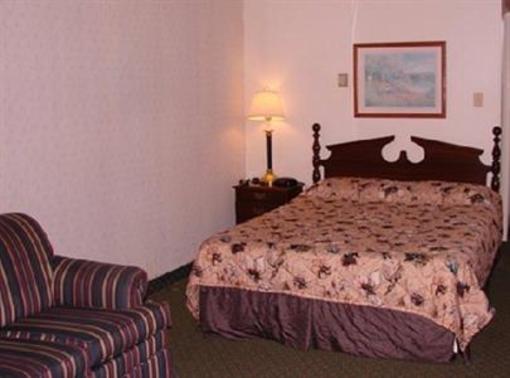 фото отеля The Cottage Restaurant and Red Carpet Inn and Suites