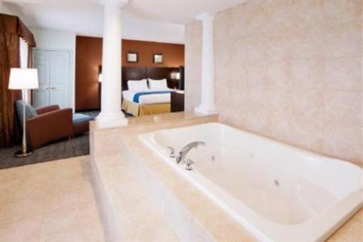 фото отеля Holiday Inn Express Hotel & Suites Warminster Doylestown