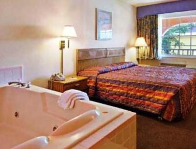 фото отеля America's Best Inn Main Gate East