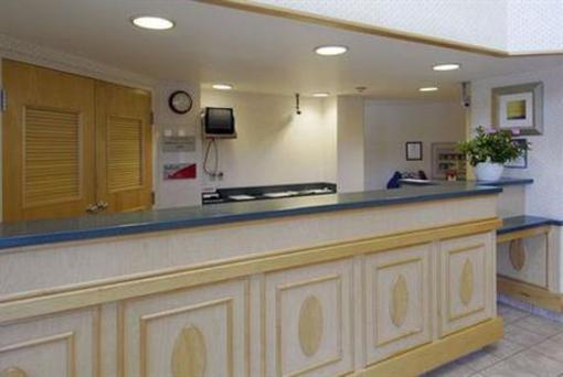 фото отеля Jamestown Falconer Red Roof Inn