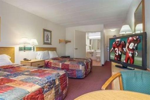 фото отеля Jamestown Falconer Red Roof Inn