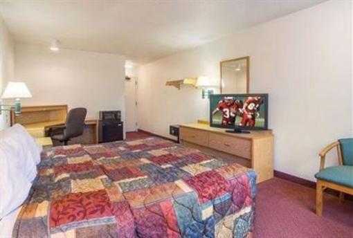 фото отеля Jamestown Falconer Red Roof Inn