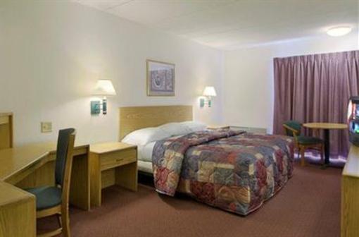 фото отеля Jamestown Falconer Red Roof Inn