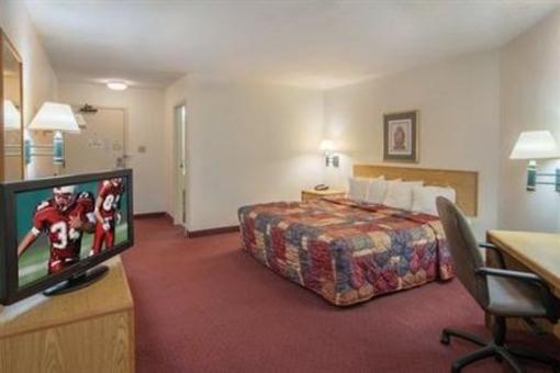 фото отеля Jamestown Falconer Red Roof Inn