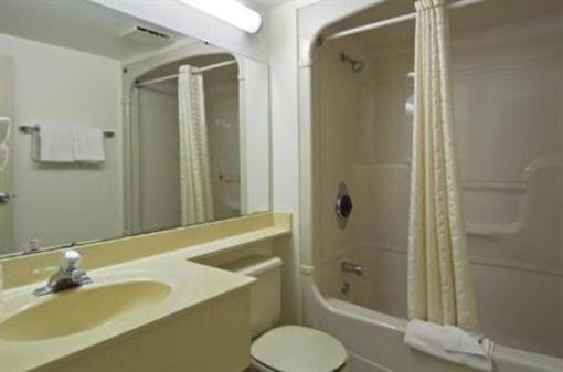 фото отеля Jamestown Falconer Red Roof Inn