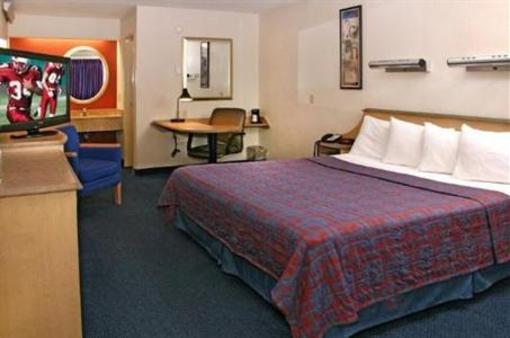 фото отеля Jamestown Falconer Red Roof Inn