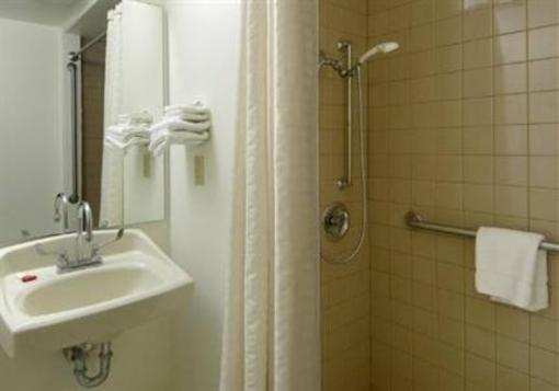 фото отеля Jamestown Falconer Red Roof Inn