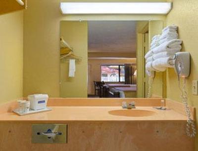 фото отеля Travelodge Suites East Gate Orange