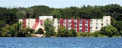 фото отеля LivINN Hotel Maplewood
