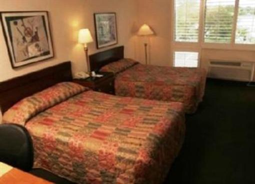 фото отеля LivINN Hotel Maplewood