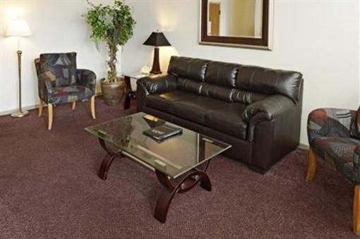 фото отеля LivINN Hotel Maplewood