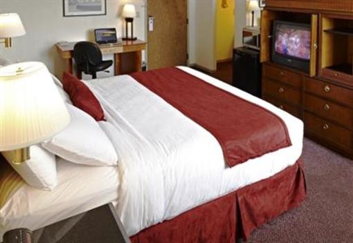 фото отеля LivINN Hotel Maplewood