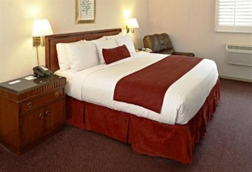фото отеля LivINN Hotel Maplewood
