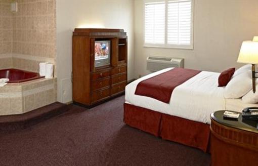 фото отеля LivINN Hotel Maplewood