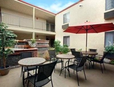 фото отеля Howard Johnson Inn & Suites - Reseda