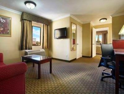фото отеля Howard Johnson Inn & Suites - Reseda