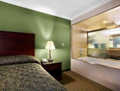 фото отеля Howard Johnson Inn & Suites - Reseda