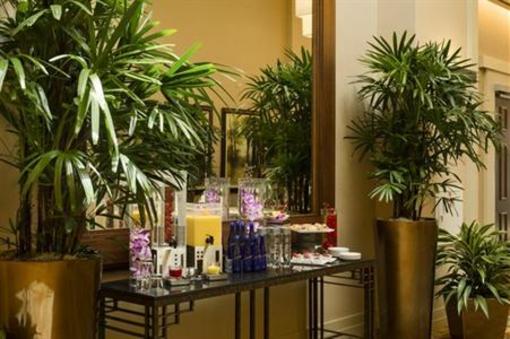 фото отеля Embassy Suites Orlando Lake Buena Vista South
