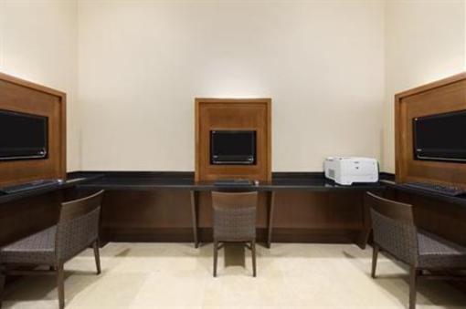 фото отеля Embassy Suites Orlando Lake Buena Vista South