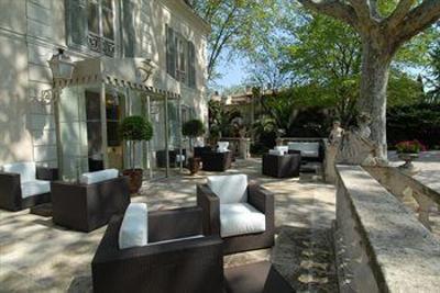 фото отеля Hostellerie Les Frenes Avignon