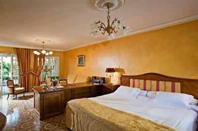 фото отеля Hostellerie Les Frenes Avignon