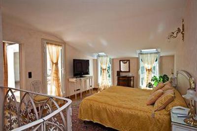 фото отеля Hostellerie Les Frenes Avignon