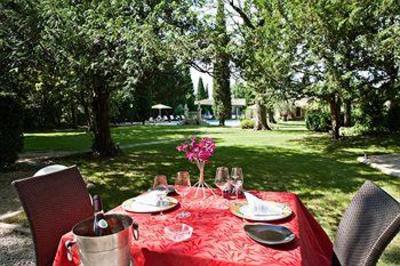 фото отеля Hostellerie Les Frenes Avignon